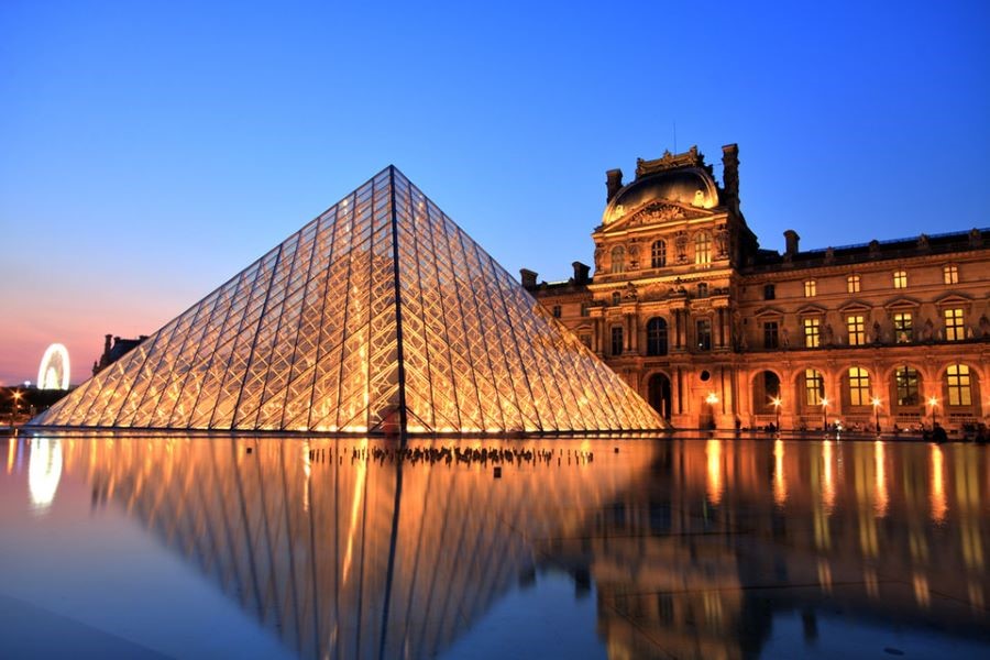 Bảo tàng Louvre lên đèn khi màn đêm buông xuống