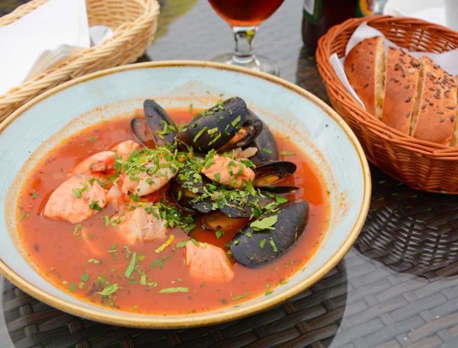 Bouillabaisse là món súp hải sản mang đậm đà hương vị biển cả