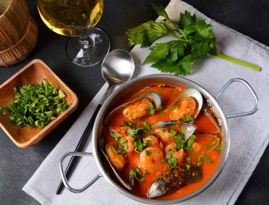 Món ăn thường được sử dụng kèm với bánh mì nướng hoặc bánh mì crouton