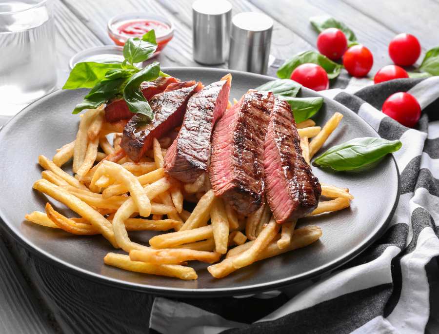 Steak Frites là sự kết hợp hoàn hảo giữa thịt bò chất lượng cao cùng những sợi khoai tây chiên giòn rụm