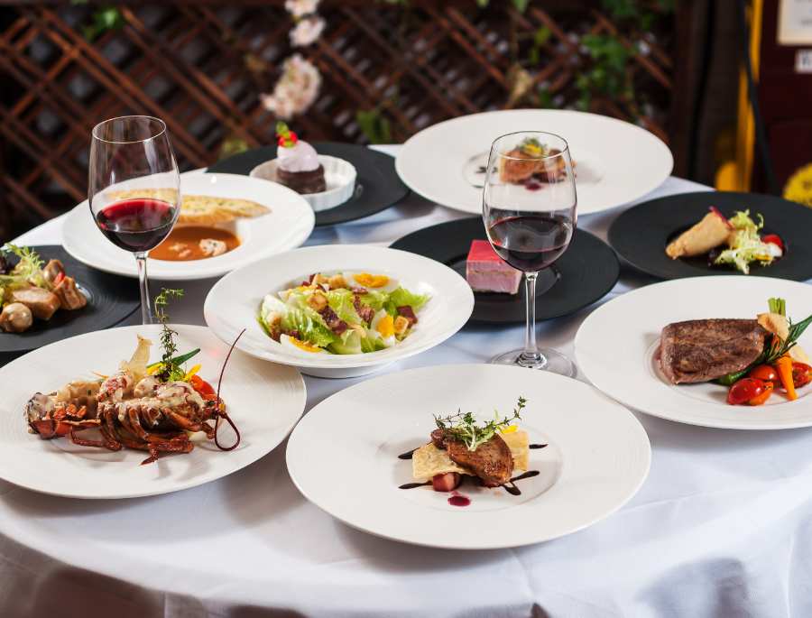 Khi dùng bữa, các nhà hàng tại Pháp sẽ có thứ tự món ăn được quy định rõ ràng