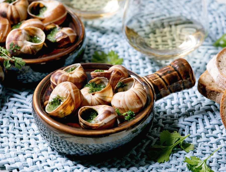Ốc sên nướng, hay escargots trong tiếng Pháp, là một món ăn cao cấp và tinh tế