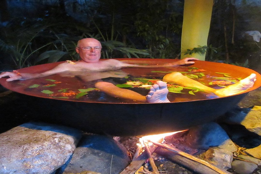 Tắm "vạc dầu", tưởng đùa nhưng thật ở Philippines