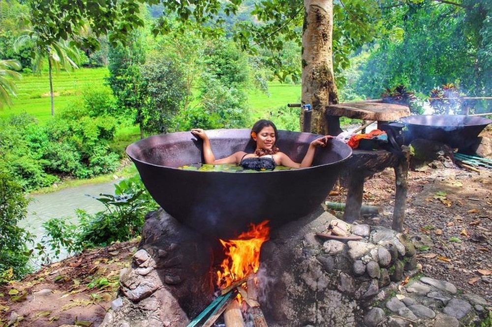 Tắm "vạc dầu", tưởng đùa nhưng thật ở Philippines