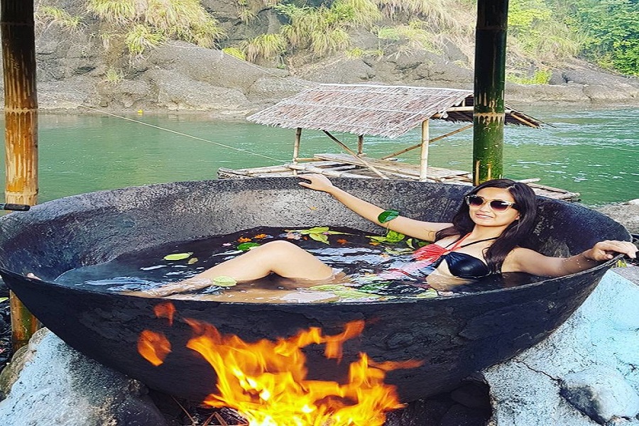 Tắm "vạc dầu", tưởng đùa nhưng thật ở Philippines