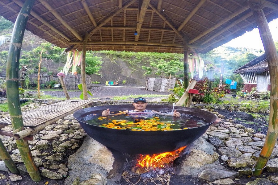 Tắm "vạc dầu", tưởng đùa nhưng thật ở Philippines