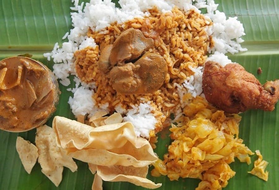 Món cơm lá chuối Banana Leaf Rice ở Malaysia