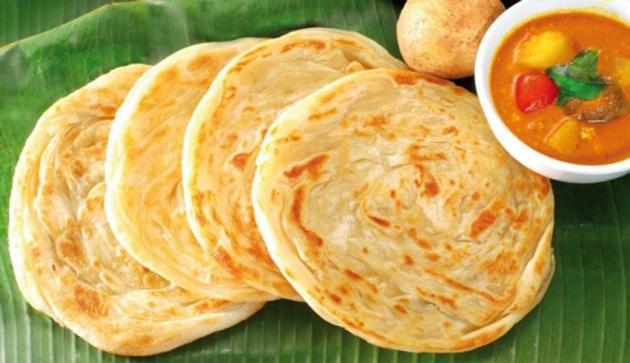 Bánh Roti canai là một loại bánh mì chiên và được ăn kèm với cari thịt gà, thịt bò