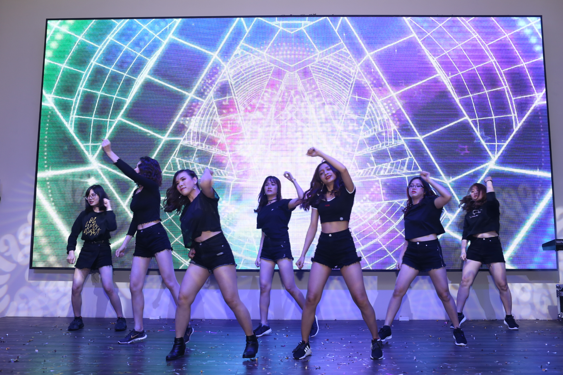 Tiết mục nhảy hiện đại Bang Bang Bang thể hiện bởi các cô gái quyến rũ đến từ phòng OB3