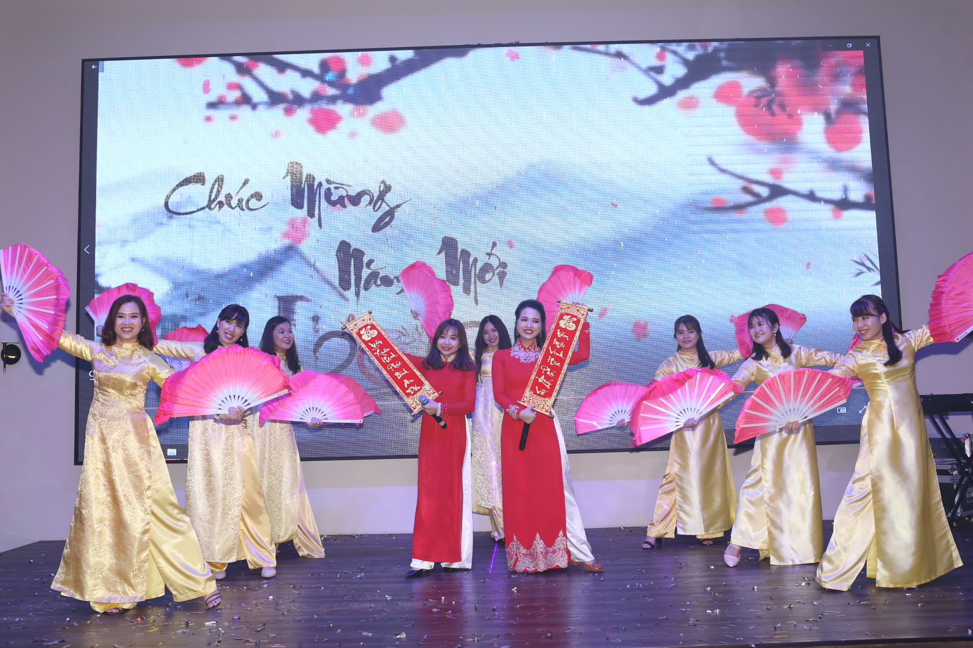 Tiết mục múa hát " Đêm giao thừa nghe 1 khúc dân ca" thê rhienej bởi phòng OB2 và kế toán