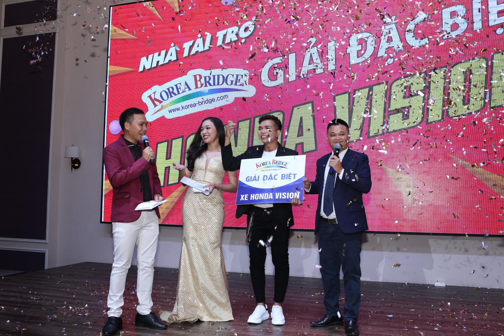 Giải đặc biệt chỉ dành cho nhân viên của Top Ten - Bạn Thái phòng OB4 là người may mắn nhận được chiếc xe Honda Vision