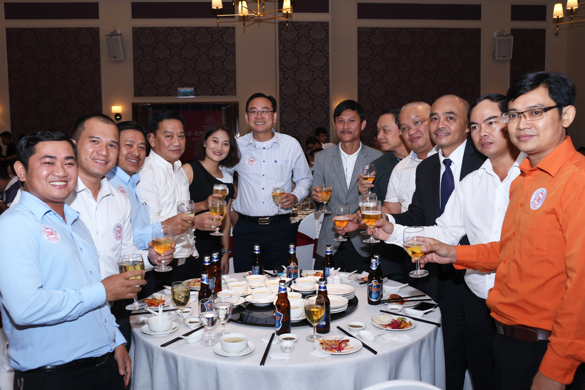 Mọi người cùng nhau nâng ly chúc mừng