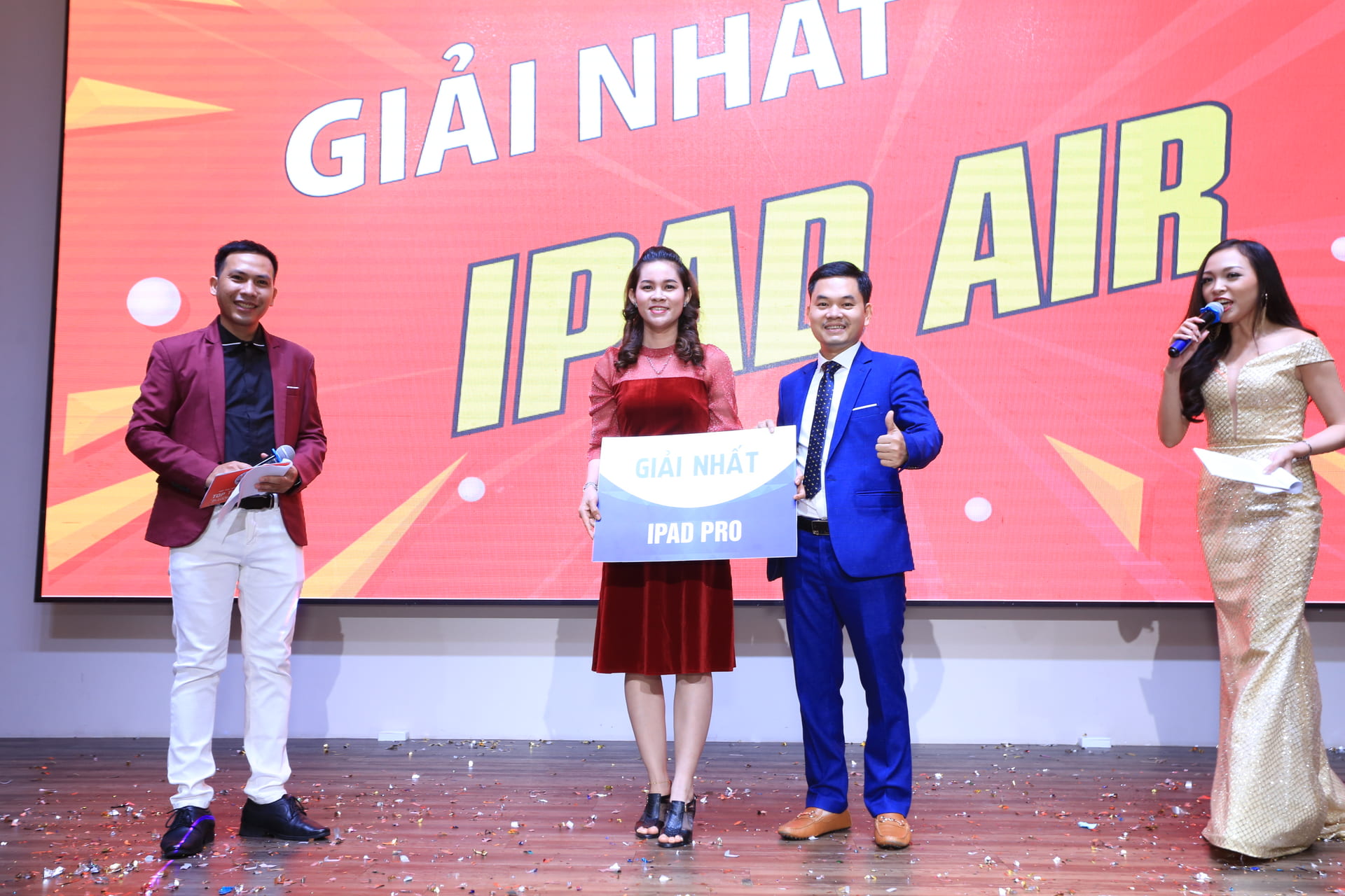 Phó Giám Đốc Nguyễn Văn Toàn trao giải nhất cho khách hàng may mắn