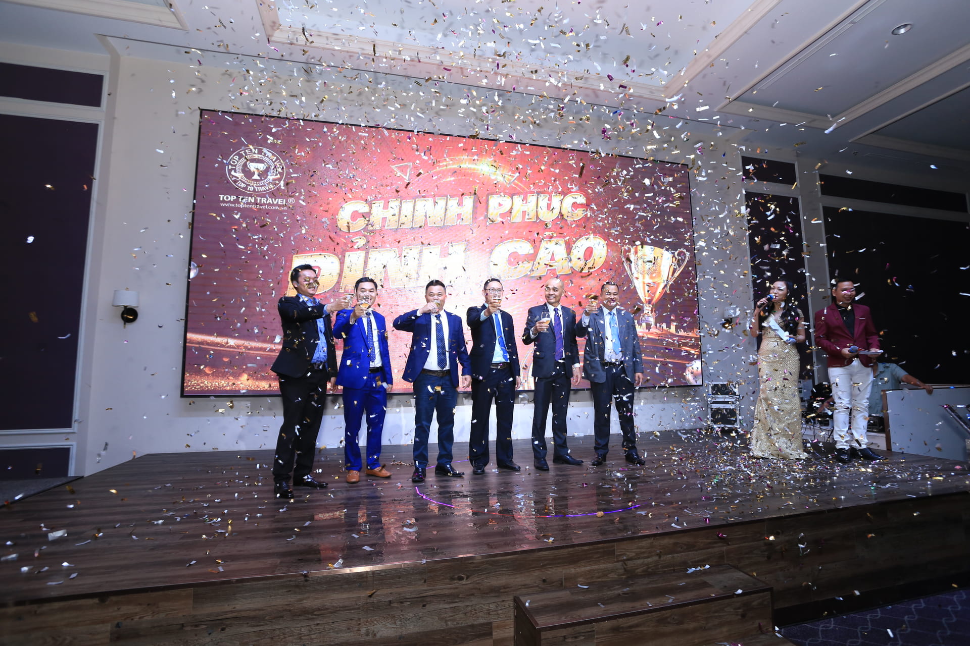 Ban Giám Đốc nâng ly chúc mừng