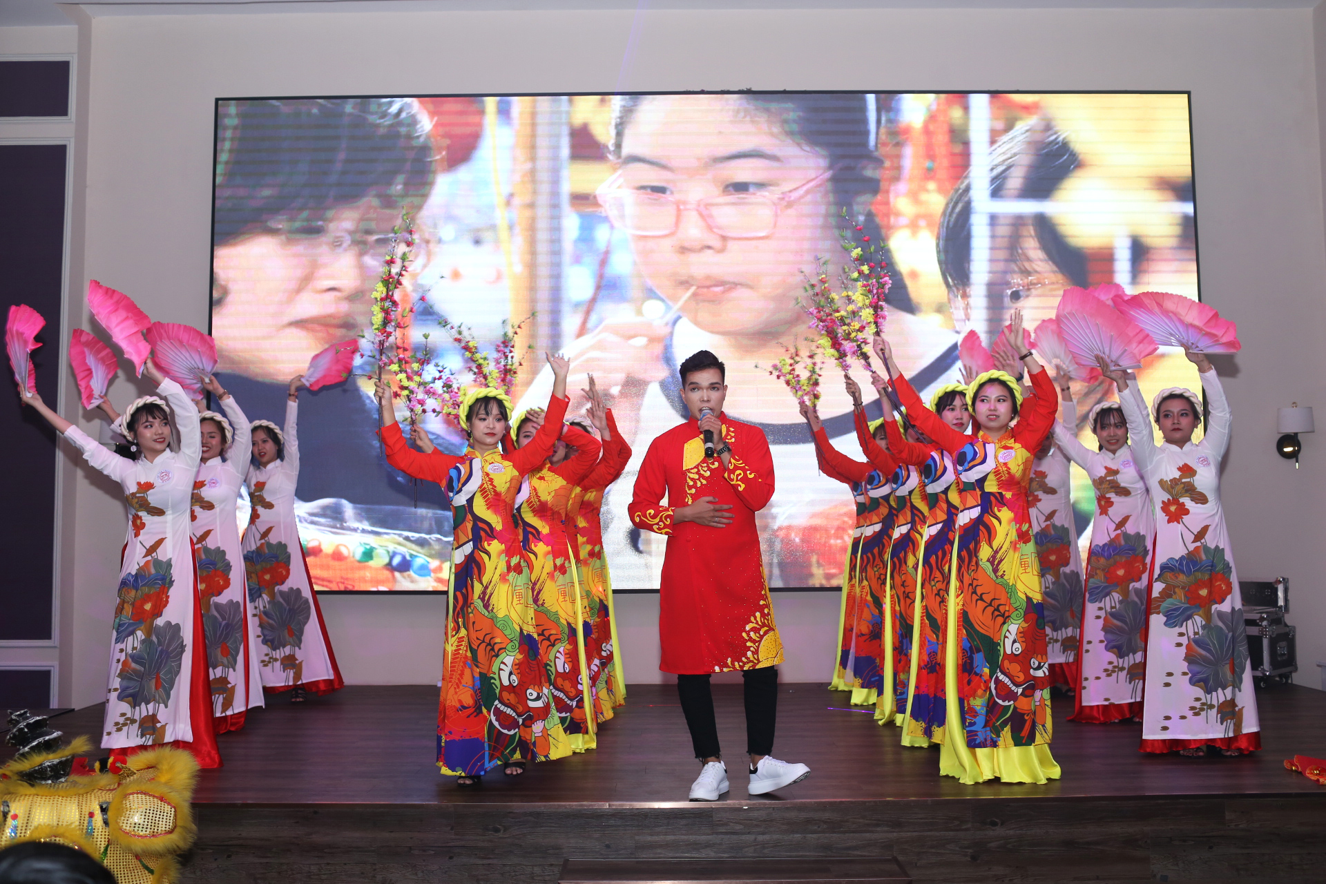 Tiết mục mở màn "Quê Hương Mùa Xuân" do phòng Outbound thể hiện khiến cả khán phòng phải chú ý