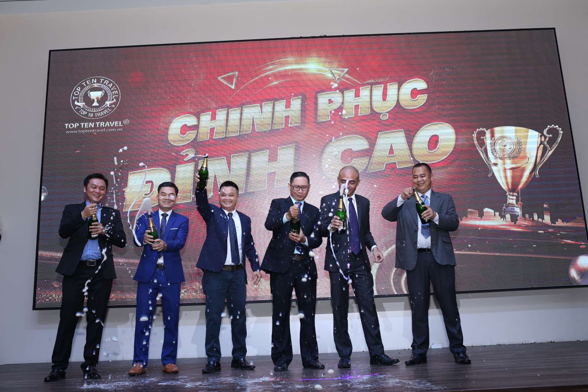 Ban Giám Đốc khui rượu khai tiệc