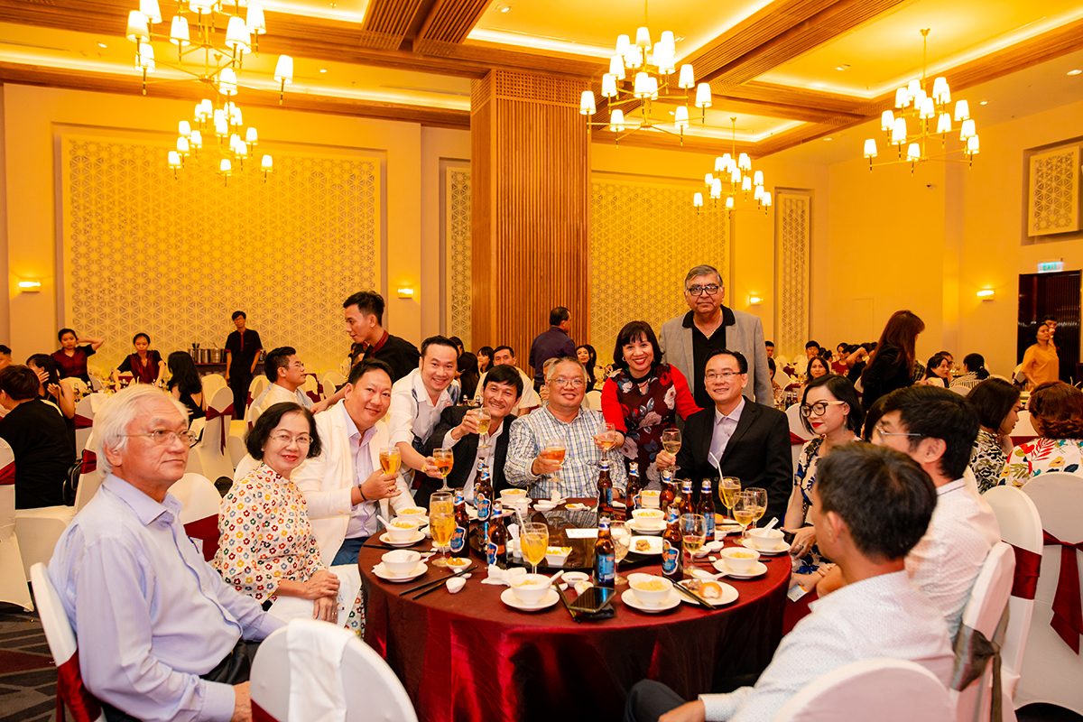 Khách mời cùng nhau nâng ly 