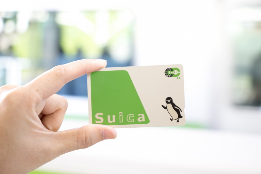 Suica là một loại thẻ thông minh trả trước vô cùng tiện lợi khi di chuyển bằng các phương tiện giao thông công cộng tại Nhật