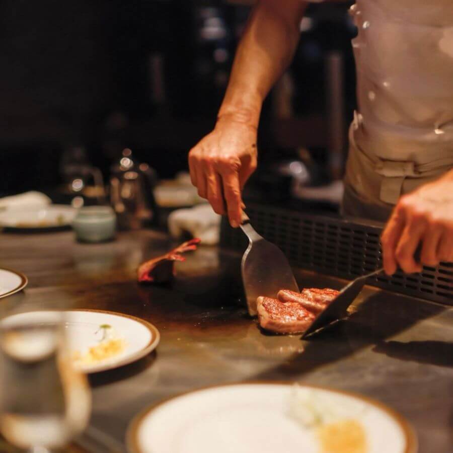 Teppanyaki không chỉ đơn thuần là một món ăn, mà còn là một nghệ thuật ẩm thực độc đáo