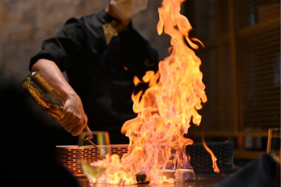 Thưởng thức Teppanyaki không chỉ là một trải nghiệm ẩm thực mà còn là một buổi biểu diễn nghệ thuật