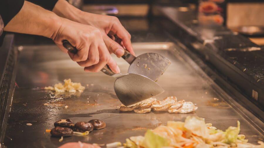 Điểm đặc biệt của teppanyaki không chỉ nằm ở hương vị thơm ngon của món ăn mà còn ở trải nghiệm thị giác vô cùng độc đáo