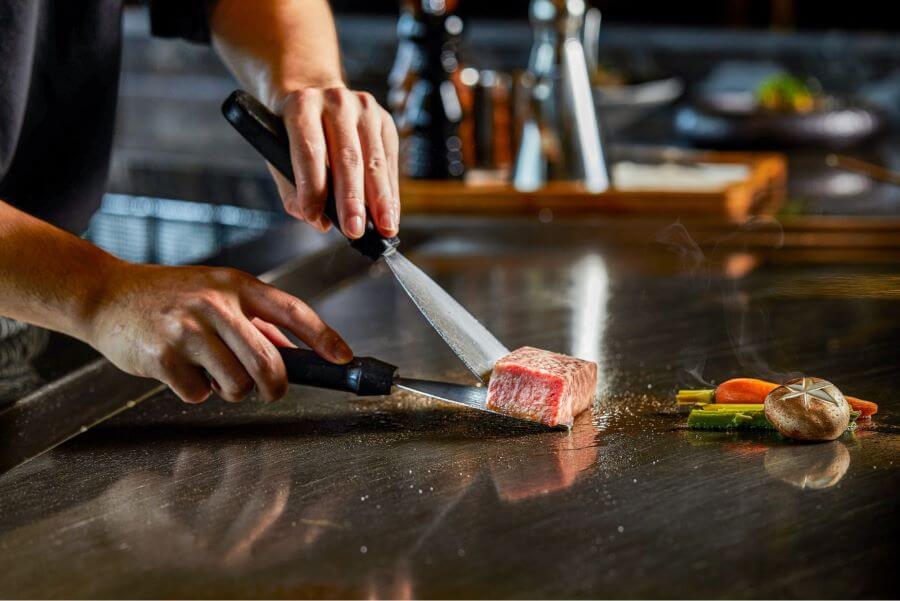 Teppanyaki không chỉ là một phương pháp nấu ăn mà còn là một trải nghiệm ẩm thực độc đáo