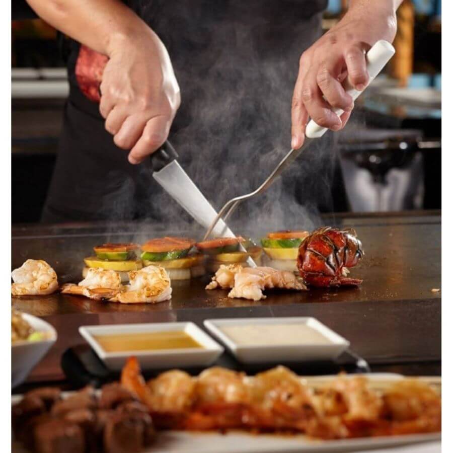 Teppanyaki là nơi các đầu bếp tài ba biểu diễn những kỹ năng điêu luyện ngay trước mắt thực khách