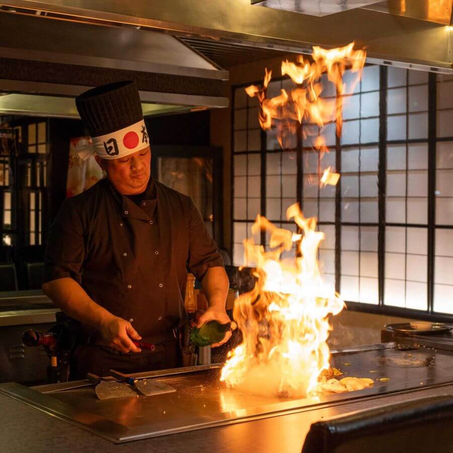 Với kỹ năng điêu luyện, các đầu bếp sẽ biến quá trình nấu nướng trở thành một tác phẩm nghệ thuật sống động