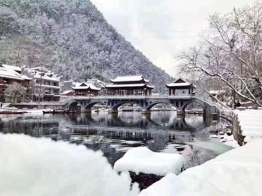 Phượng Hoàng Cổ Trấn được bao bọc bởi những bông tuyết trắng