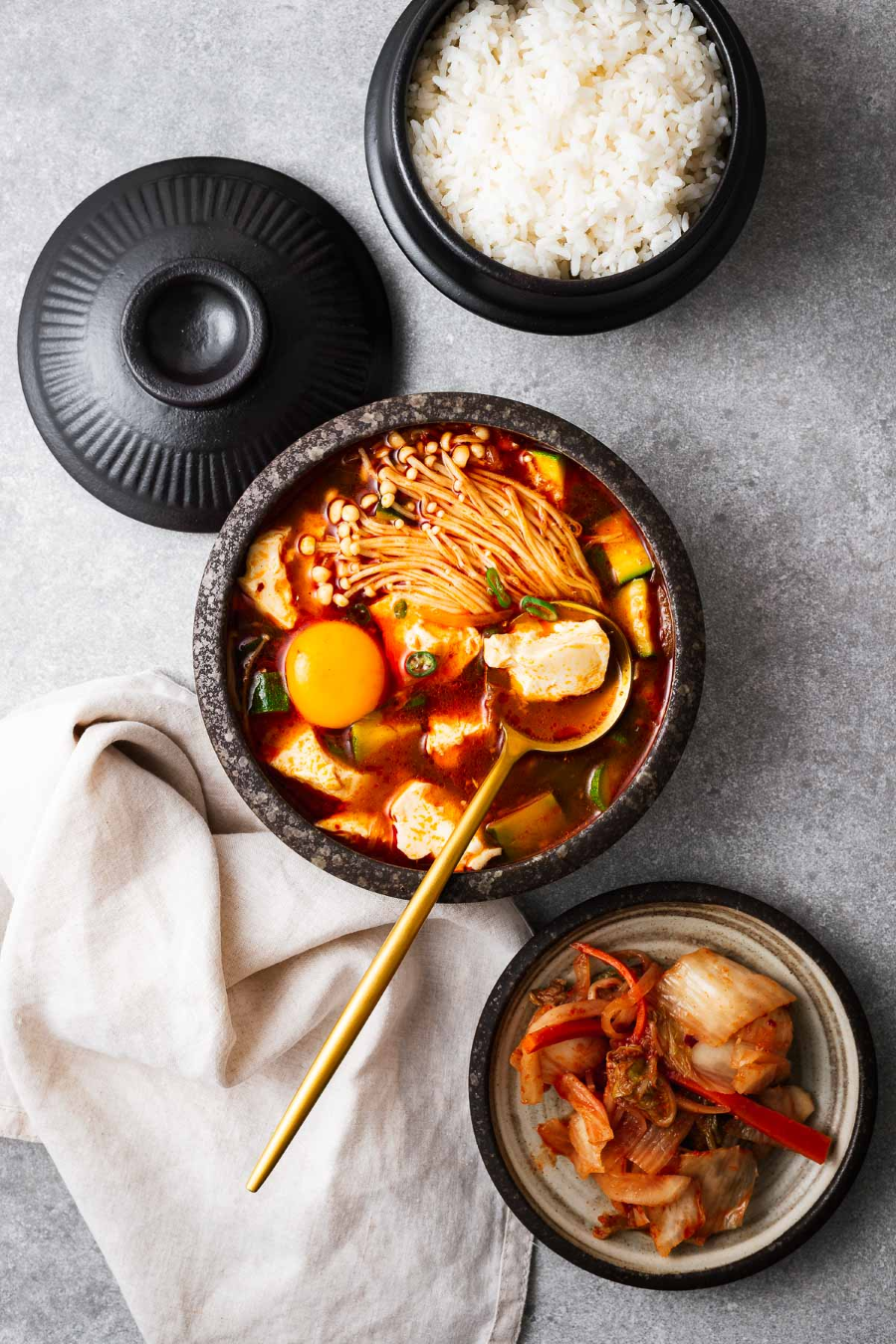 Món canh đậu phụ non này không chỉ là một món ăn truyền thống mà còn là biểu tượng của ẩm thực Hàn Quốc