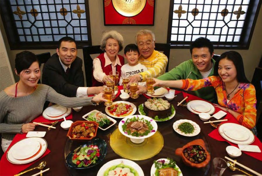 Thưởng thức bữa ăn tối cùng với cả gia đình