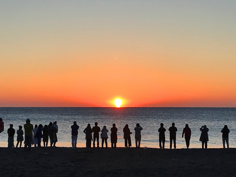 Vào sáng ngày Ganjitsu, người Nhật có phong tục thức dậy sớm để chiêm ngưỡng khoảnh khắc mặt trời mọc đầu tiên của năm mới