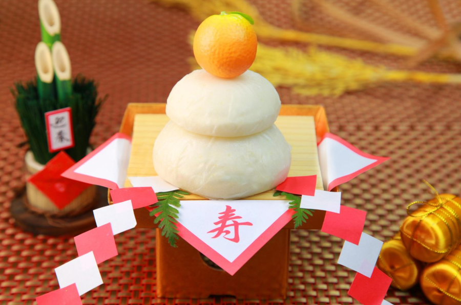 Người Nhật còn trang trí nhà cửa bằng những chiếc kagami mochi - biểu tượng đặc trưng của mùa lễ hội