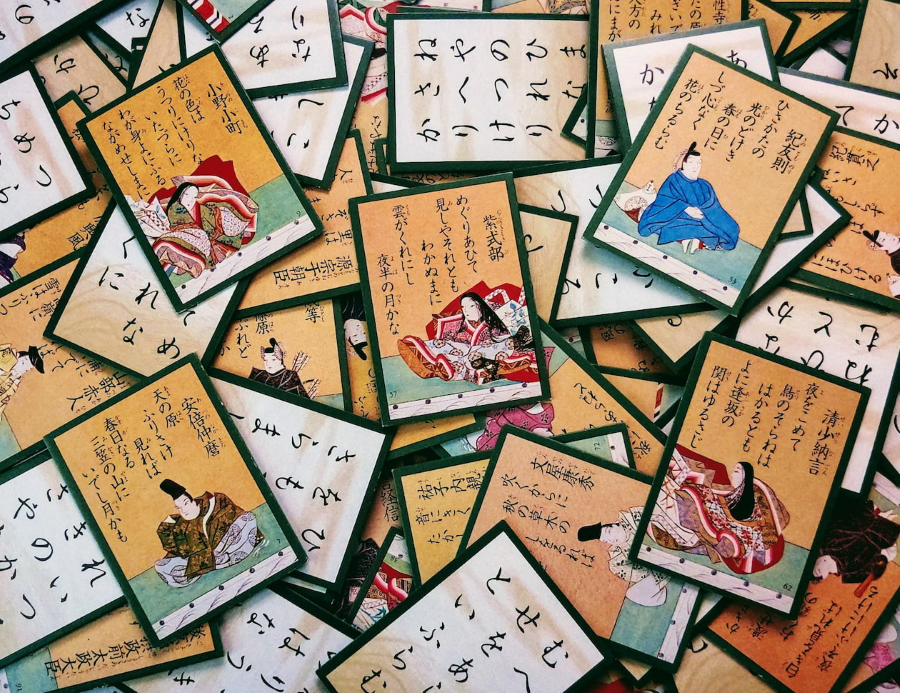 Karuta không chỉ là một trò chơi giải trí mà còn là một cách để người Nhật học thuộc lòng và thưởng thức những bài thơ cổ điển