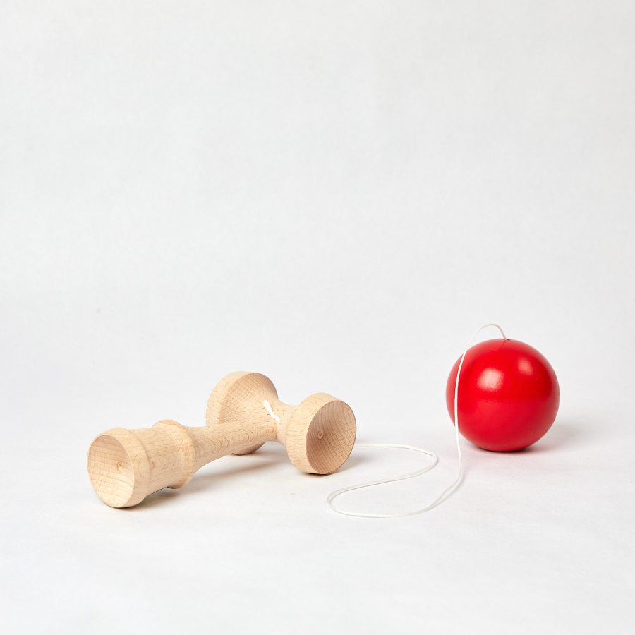 Kendama là trò chơi truyền thống được làm từ gỗ và bao gồm một chiếc cốc có ba lỗ và một quả bóng nhỏ gắn liền với một sợi dây