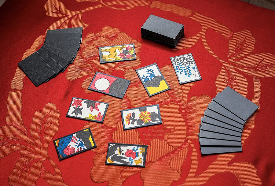 Cách chơi Hanafuda có nhiều biến thể khác nhau, tùy thuộc vào từng vùng miền và sở thích của người chơi