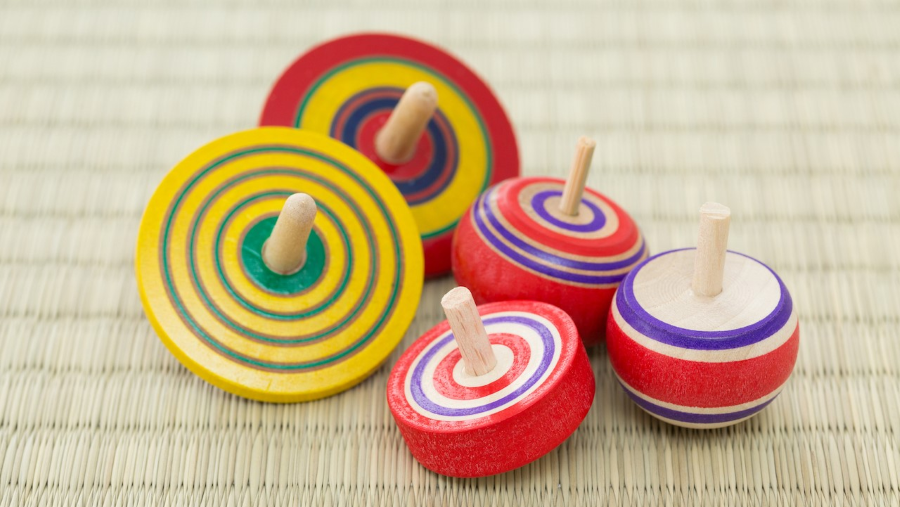 Trò chơi Koma không chỉ đòi hỏi sự khéo léo của đôi tay mà còn rèn luyện tính kiên nhẫn và sự tập trung