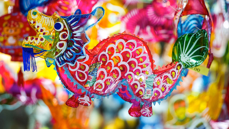 Những chiếc đèn lồng đủ màu sắc giúp các em có những kỷ niệm đẹp tuổi thơ