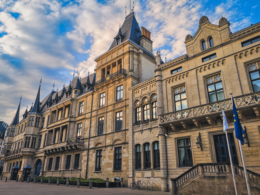 Với kiến trúc hoành tráng và nội thất lộng lẫy, Cung Điện Grand Ducal là một điểm đến không thể bỏ qua đối với du khách