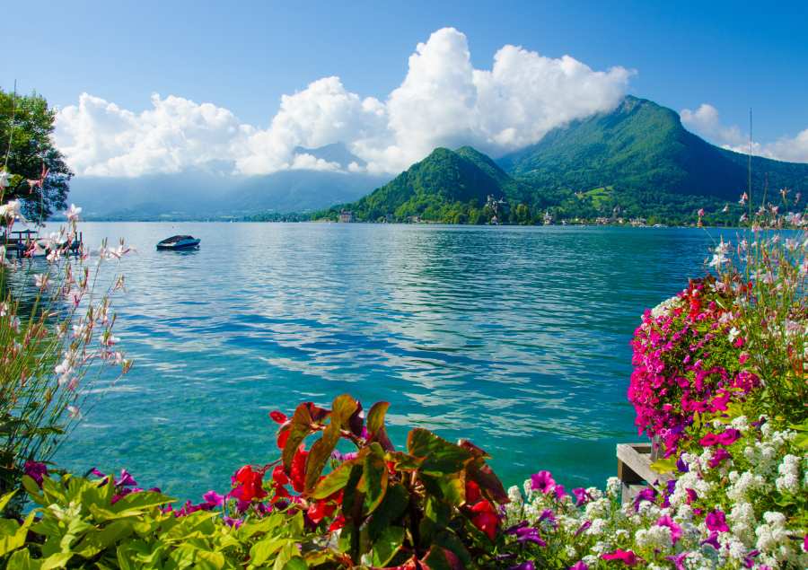 Hồ Annecy nằm ẩn mình giữa những dãy núi Alps hùng vĩ