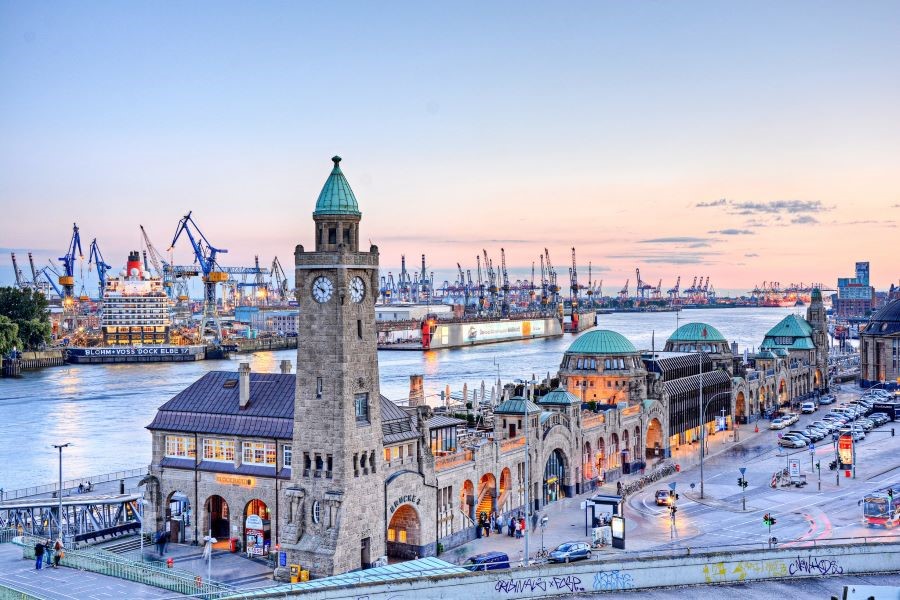 Cảng Hamburg vô cùng nhộn nhịp với rất nhiều tàu thuyền ra vào