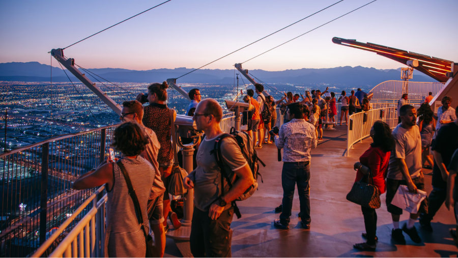 Tháp Stratosphere là một biểu tượng của Thành phố Las Vegas, nổi bật trên đường chân trời với chiều cao ấn tượng