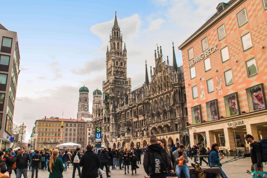 Quảng trường Marienplatz sở hữu diện tích rộng lớn với chiều rộng khoảng 50 mét và chiều dài 100 mét