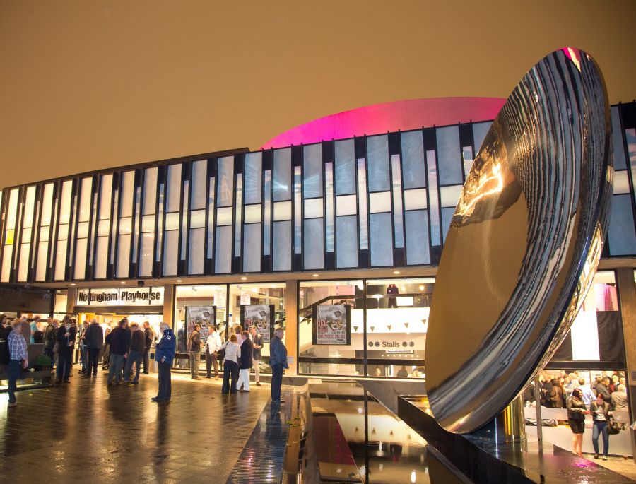 Sky Mirror nổi bật ngay giữa Nottingham Playhouse