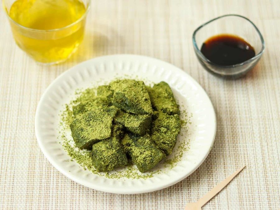 Matcha Warabi Mochi - những chiếc bánh mochi mềm dẻo được phủ trong lớp bột matcha mịn màng