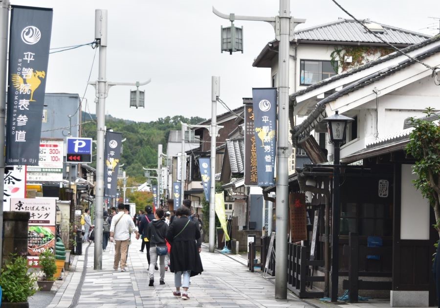 Có rất nhiều hàng quán ở 2 bên đường dẫn đến khu phố