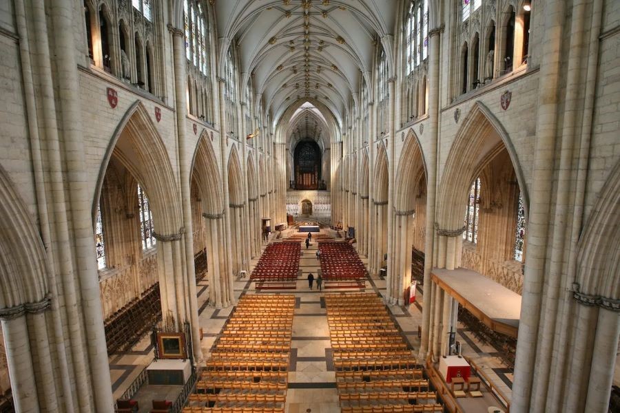 Vẻ đẹp tráng lệ và uy nghi của phía bên trong nhà thờ