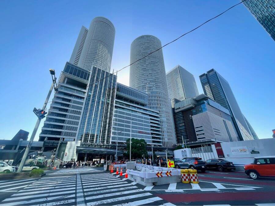 Tháp đôi JR Central nổi bật giữa lòng Nagoya với thiết kế hiện đại và độc đáo, thu hút mọi ánh nhìn