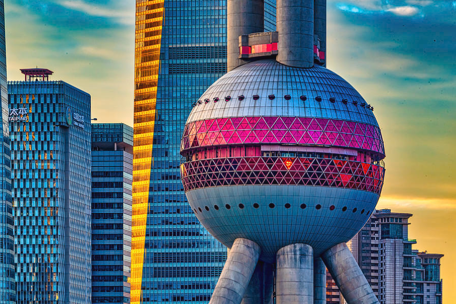 Cận cảnh quả cầu khổng lồ nằm dọc theo phần thân tháp