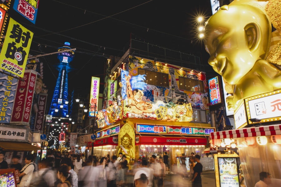 Bạn có thể thỏa sức mua sắm tại những cửa hàng quanh Tháp Tsutenkaku